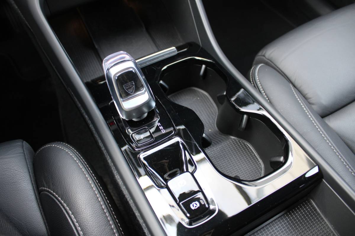 Volvo XC40 Volvo XC40 T5 Plug-in hybrid Plus Bright | H& K Audio | Memory | Trekhaak | Stoel/stuurverwarming | Camera | Climate | Leer |