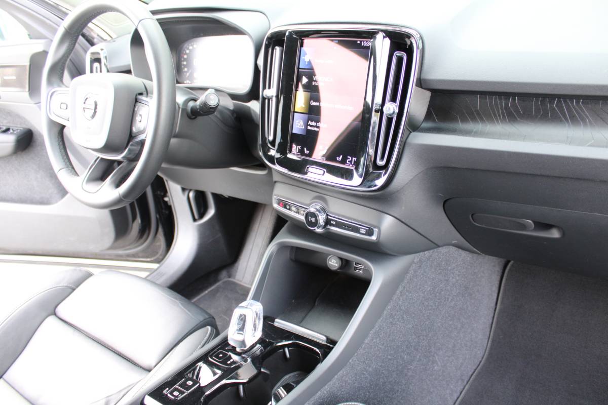 Volvo XC40 Volvo XC40 T5 Plug-in hybrid Plus Bright | H& K Audio | Memory | Trekhaak | Stoel/stuurverwarming | Camera | Climate | Leer |