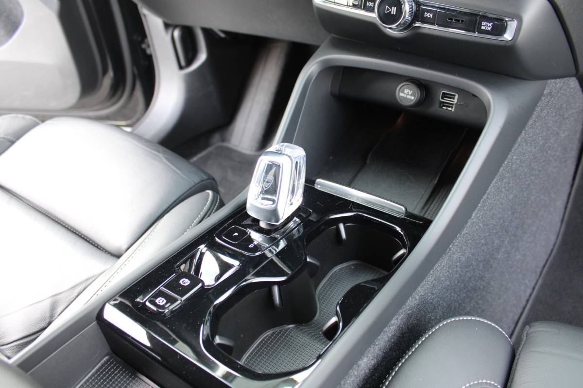 Volvo XC40 Volvo XC40 T5 Plug-in hybrid Plus Bright | H& K Audio | Memory | Trekhaak | Stoel/stuurverwarming | Camera | Climate | Leer |
