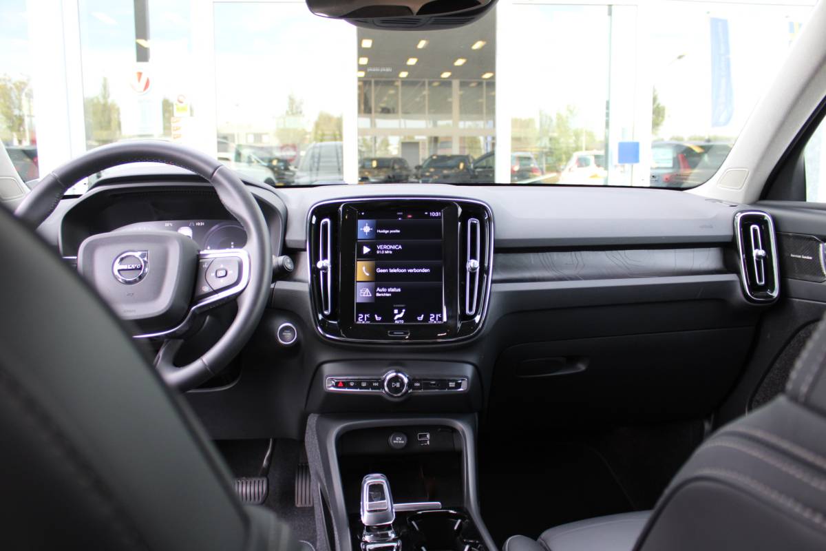Volvo XC40 Volvo XC40 T5 Plug-in hybrid Plus Bright | H& K Audio | Memory | Trekhaak | Stoel/stuurverwarming | Camera | Climate | Leer |