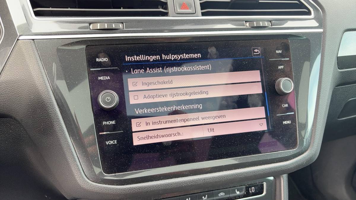 Volkswagen Tiguan Volkswagen Tiguan 1.4 TSI Comfortline Business R PANORAMADAK / STOELVERW / KEYLESS / 360GR CAMERA / CARPLAY / NAVI / CLIMA / NL-AUTO