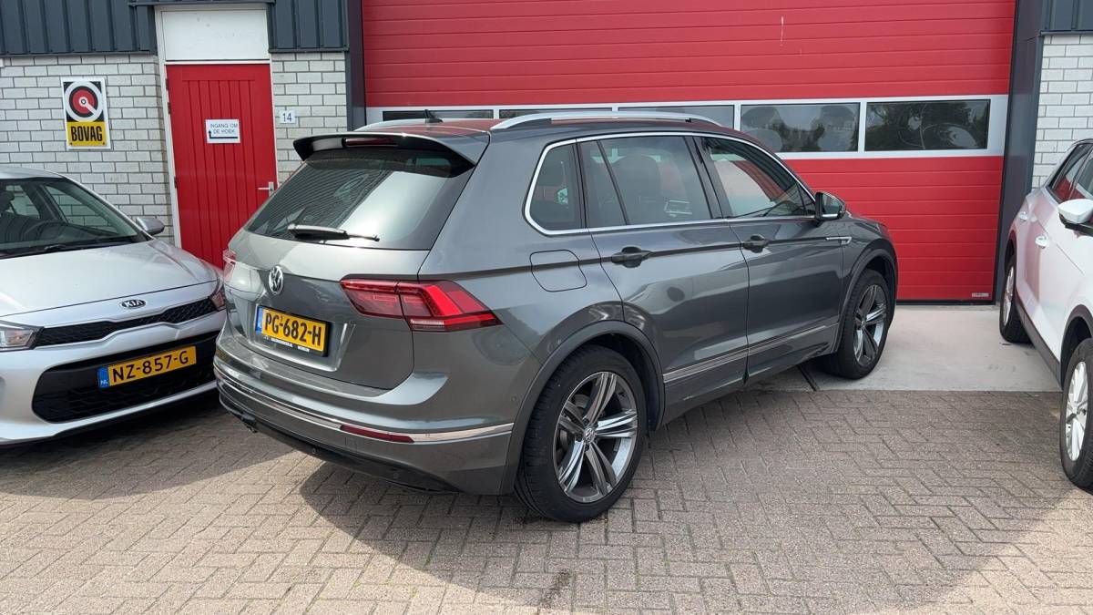 Volkswagen Tiguan Volkswagen Tiguan 1.4 TSI Comfortline Business R PANORAMADAK / STOELVERW / KEYLESS / 360GR CAMERA / CARPLAY / NAVI / CLIMA / NL-AUTO