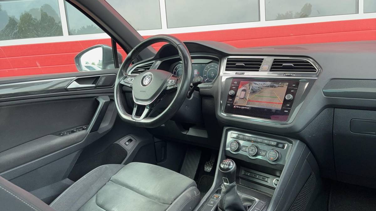 Volkswagen Tiguan Volkswagen Tiguan 1.4 TSI Comfortline Business R PANORAMADAK / STOELVERW / KEYLESS / 360GR CAMERA / CARPLAY / NAVI / CLIMA / NL-AUTO