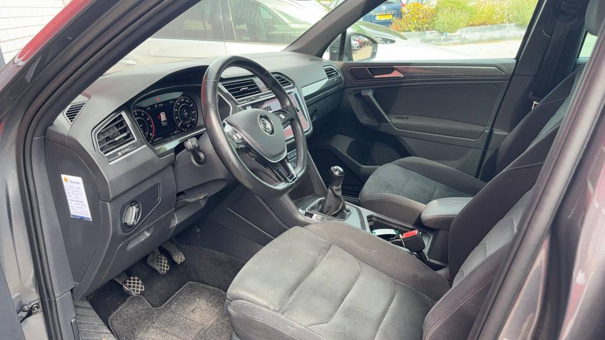 Volkswagen Tiguan Volkswagen Tiguan 1.4 TSI Comfortline Business R PANORAMADAK / STOELVERW / KEYLESS / 360GR CAMERA / CARPLAY / NAVI / CLIMA / NL-AUTO