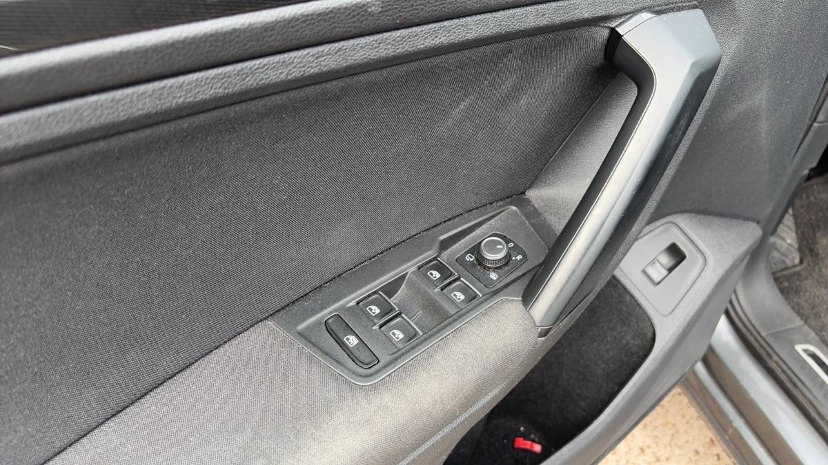 Volkswagen Tiguan Volkswagen Tiguan 1.4 TSI Comfortline Business R PANORAMADAK / STOELVERW / KEYLESS / 360GR CAMERA / CARPLAY / NAVI / CLIMA / NL-AUTO