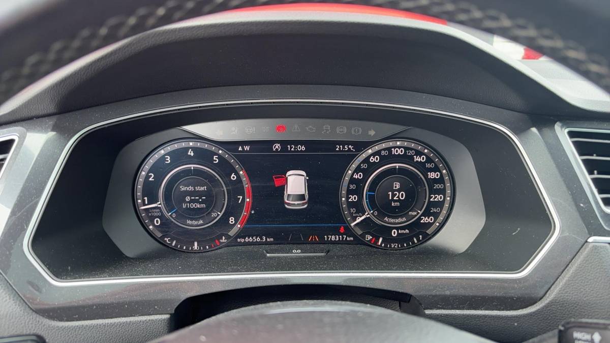 Volkswagen Tiguan Volkswagen Tiguan 1.4 TSI Comfortline Business R PANORAMADAK / STOELVERW / KEYLESS / 360GR CAMERA / CARPLAY / NAVI / CLIMA / NL-AUTO