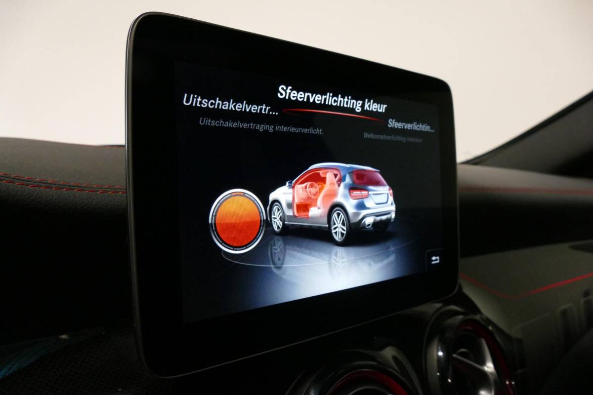 Mercedes-Benz GLA Mercedes-Benz GLA-klasse AMG 45 4MATIC Premium Plus / UNIEK / Panoramadak / AMG Performance sport-uitlaat / Stoelverwarming / Achteruitrijcamera / LED High Performance koplampen / Cruise Control / 20” LMV / Rode remzadels