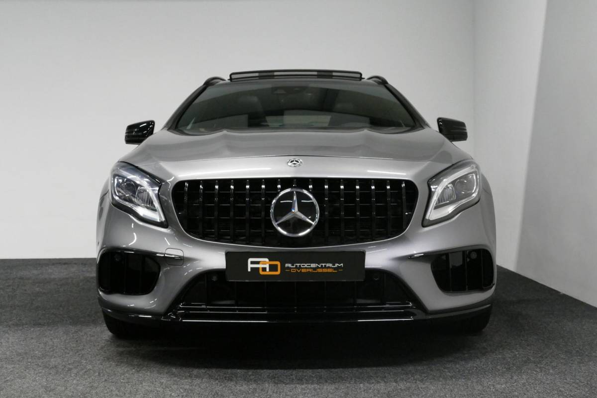 Mercedes-Benz GLA Mercedes-Benz GLA-klasse AMG 45 4MATIC Premium Plus / UNIEK / Panoramadak / AMG Performance sport-uitlaat / Stoelverwarming / Achteruitrijcamera / LED High Performance koplampen / Cruise Control / 20” LMV / Rode remzadels