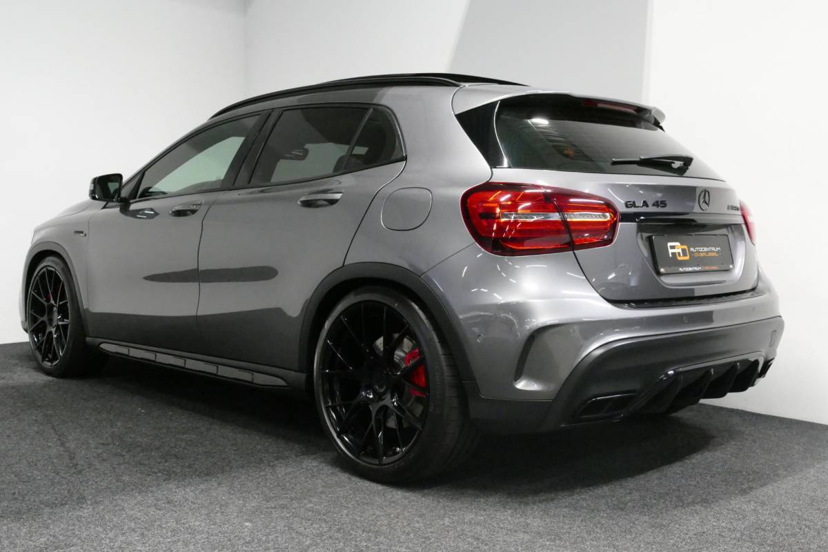Mercedes-Benz GLA Mercedes-Benz GLA-klasse AMG 45 4MATIC Premium Plus / UNIEK / Panoramadak / AMG Performance sport-uitlaat / Stoelverwarming / Achteruitrijcamera / LED High Performance koplampen / Cruise Control / 20” LMV / Rode remzadels