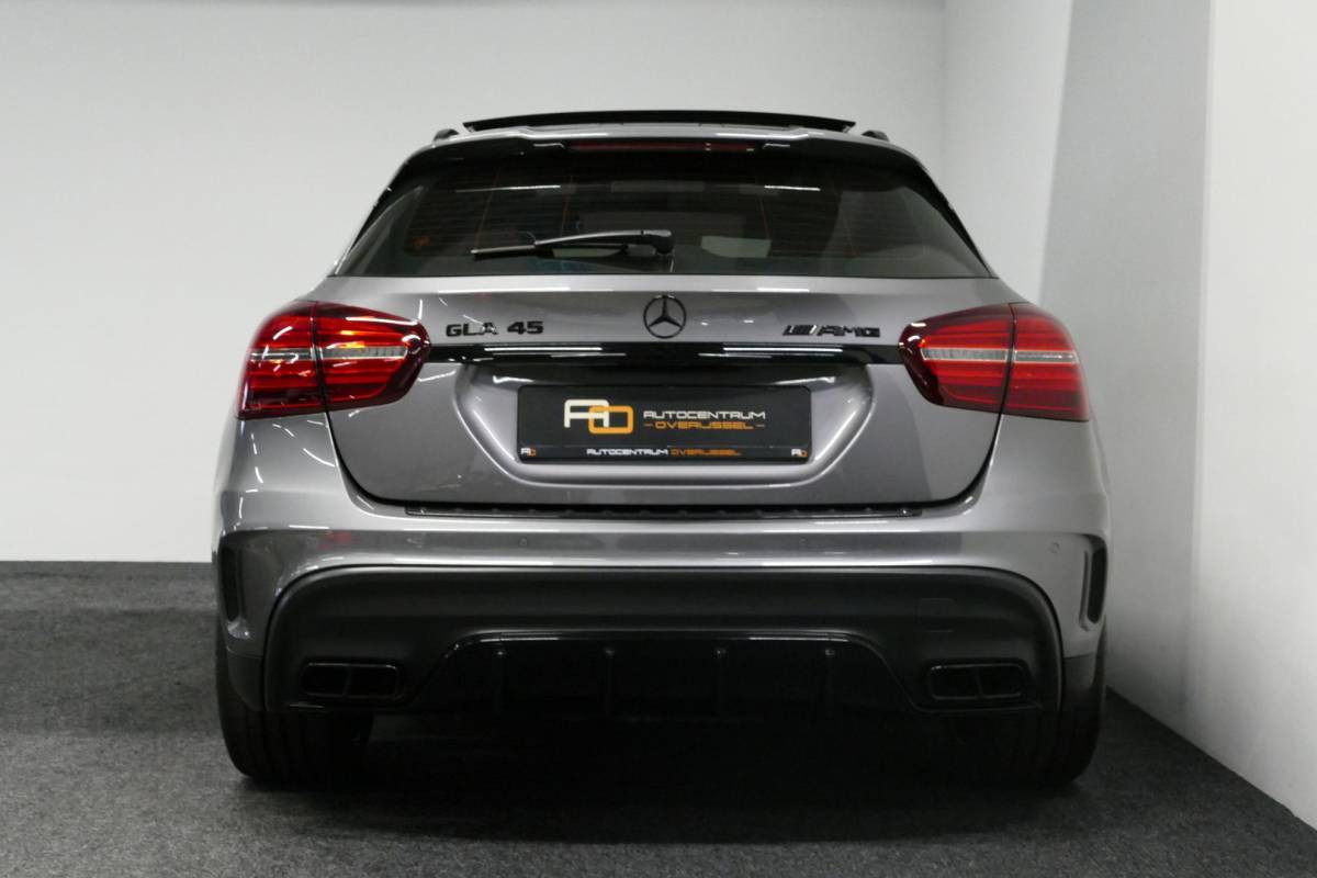 Mercedes-Benz GLA Mercedes-Benz GLA-klasse AMG 45 4MATIC Premium Plus / UNIEK / Panoramadak / AMG Performance sport-uitlaat / Stoelverwarming / Achteruitrijcamera / LED High Performance koplampen / Cruise Control / 20” LMV / Rode remzadels
