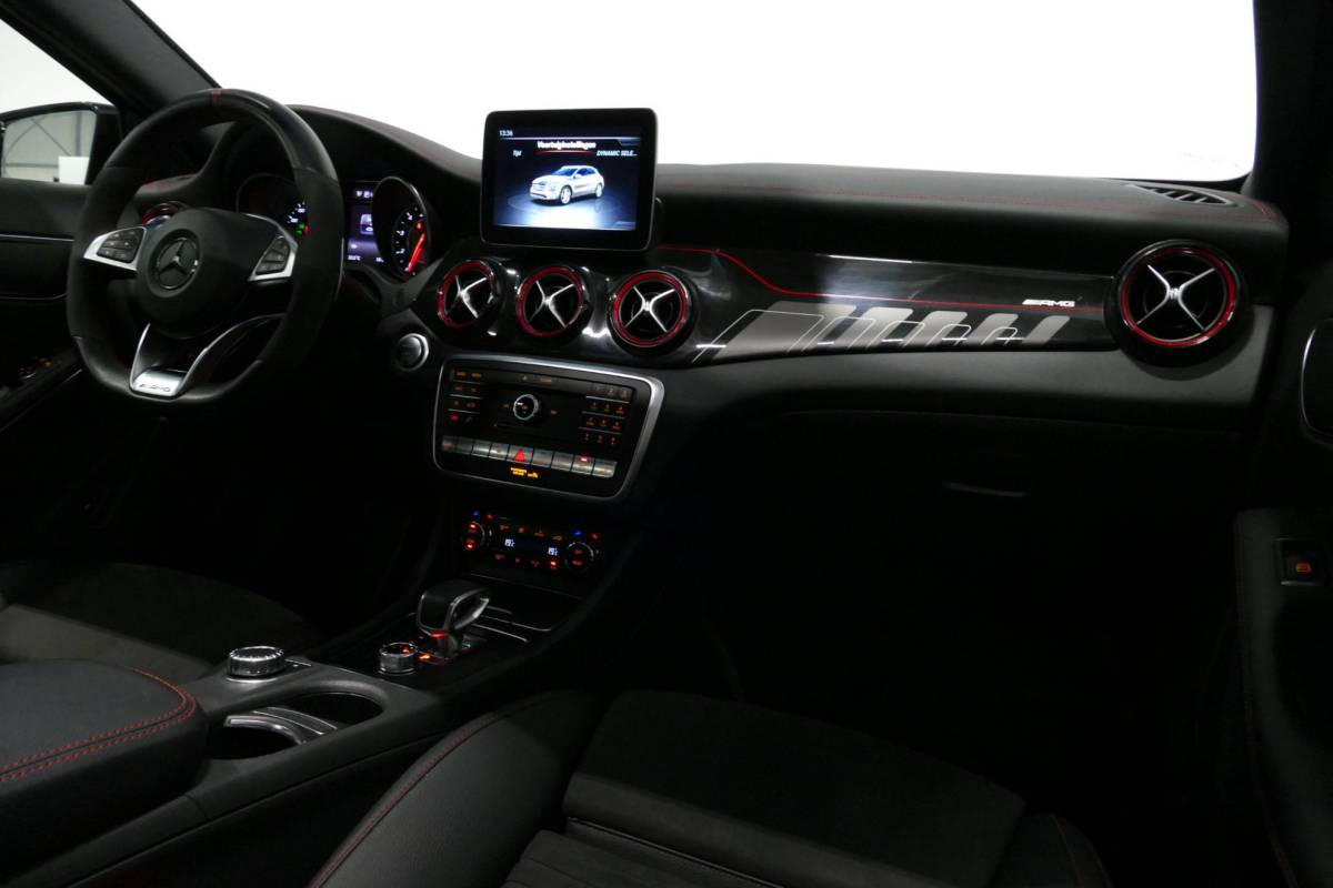 Mercedes-Benz GLA Mercedes-Benz GLA-klasse AMG 45 4MATIC Premium Plus / UNIEK / Panoramadak / AMG Performance sport-uitlaat / Stoelverwarming / Achteruitrijcamera / LED High Performance koplampen / Cruise Control / 20” LMV / Rode remzadels
