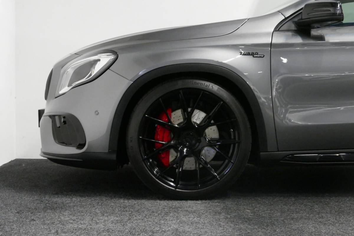 Mercedes-Benz GLA Mercedes-Benz GLA-klasse AMG 45 4MATIC Premium Plus / UNIEK / Panoramadak / AMG Performance sport-uitlaat / Stoelverwarming / Achteruitrijcamera / LED High Performance koplampen / Cruise Control / 20” LMV / Rode remzadels