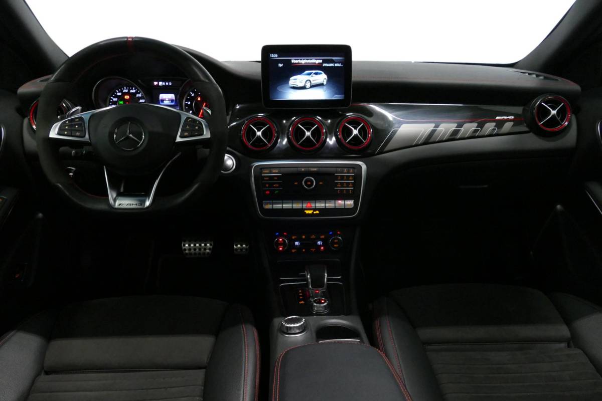 Mercedes-Benz GLA Mercedes-Benz GLA-klasse AMG 45 4MATIC Premium Plus / UNIEK / Panoramadak / AMG Performance sport-uitlaat / Stoelverwarming / Achteruitrijcamera / LED High Performance koplampen / Cruise Control / 20” LMV / Rode remzadels