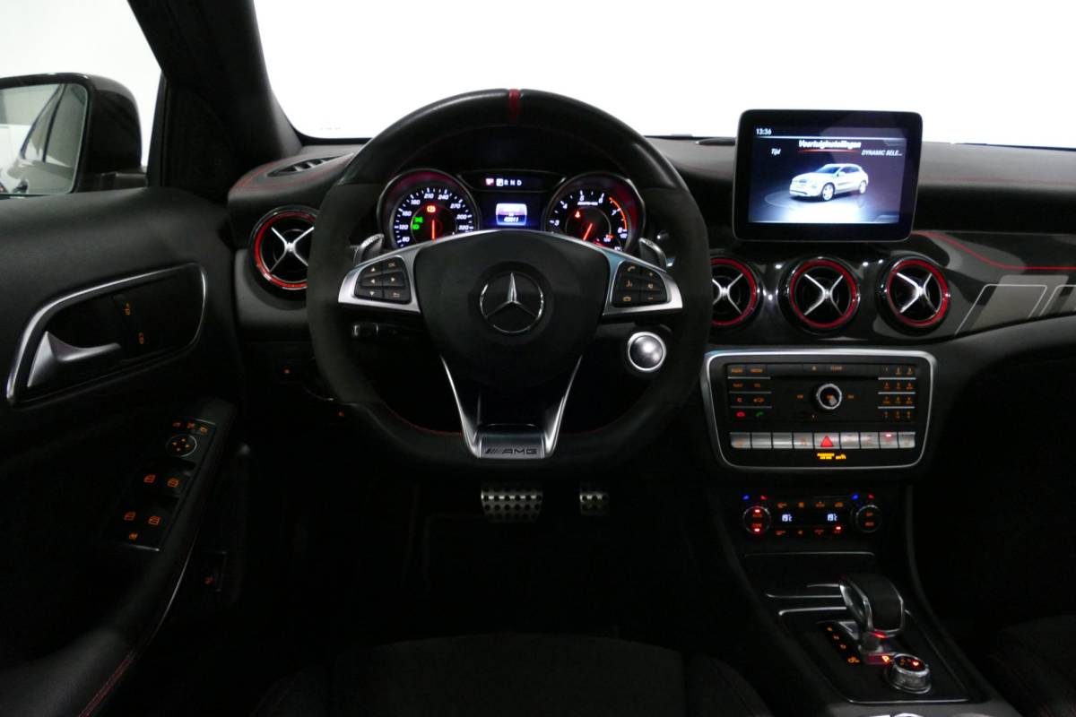 Mercedes-Benz GLA Mercedes-Benz GLA-klasse AMG 45 4MATIC Premium Plus / UNIEK / Panoramadak / AMG Performance sport-uitlaat / Stoelverwarming / Achteruitrijcamera / LED High Performance koplampen / Cruise Control / 20” LMV / Rode remzadels
