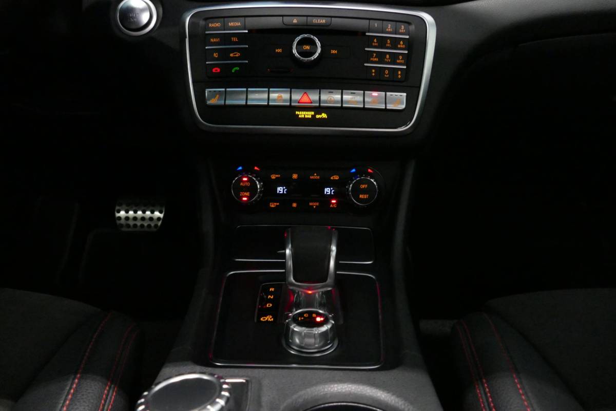 Mercedes-Benz GLA Mercedes-Benz GLA-klasse AMG 45 4MATIC Premium Plus / UNIEK / Panoramadak / AMG Performance sport-uitlaat / Stoelverwarming / Achteruitrijcamera / LED High Performance koplampen / Cruise Control / 20” LMV / Rode remzadels