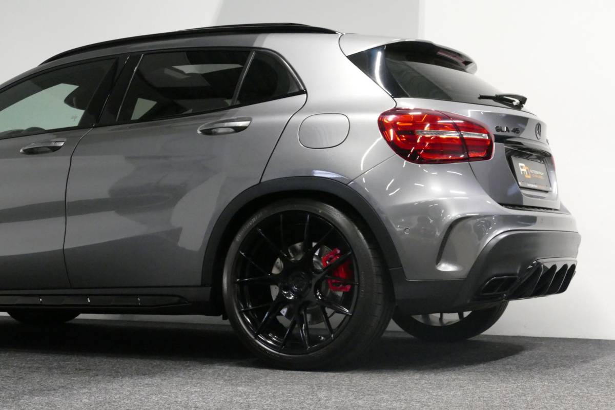 Mercedes-Benz GLA Mercedes-Benz GLA-klasse AMG 45 4MATIC Premium Plus / UNIEK / Panoramadak / AMG Performance sport-uitlaat / Stoelverwarming / Achteruitrijcamera / LED High Performance koplampen / Cruise Control / 20” LMV / Rode remzadels