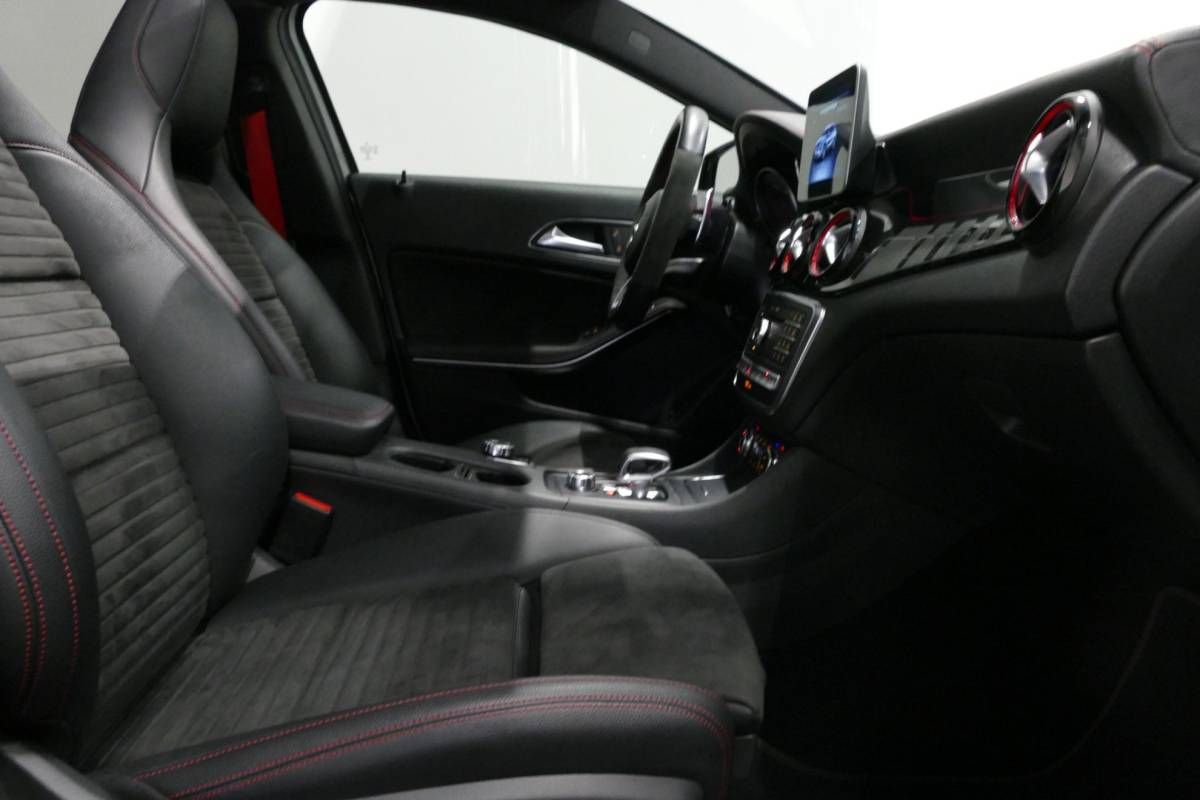 Mercedes-Benz GLA Mercedes-Benz GLA-klasse AMG 45 4MATIC Premium Plus / UNIEK / Panoramadak / AMG Performance sport-uitlaat / Stoelverwarming / Achteruitrijcamera / LED High Performance koplampen / Cruise Control / 20” LMV / Rode remzadels