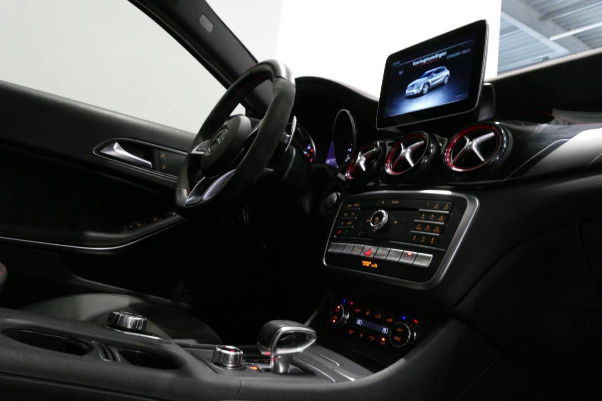 Mercedes-Benz GLA Mercedes-Benz GLA-klasse AMG 45 4MATIC Premium Plus / UNIEK / Panoramadak / AMG Performance sport-uitlaat / Stoelverwarming / Achteruitrijcamera / LED High Performance koplampen / Cruise Control / 20” LMV / Rode remzadels