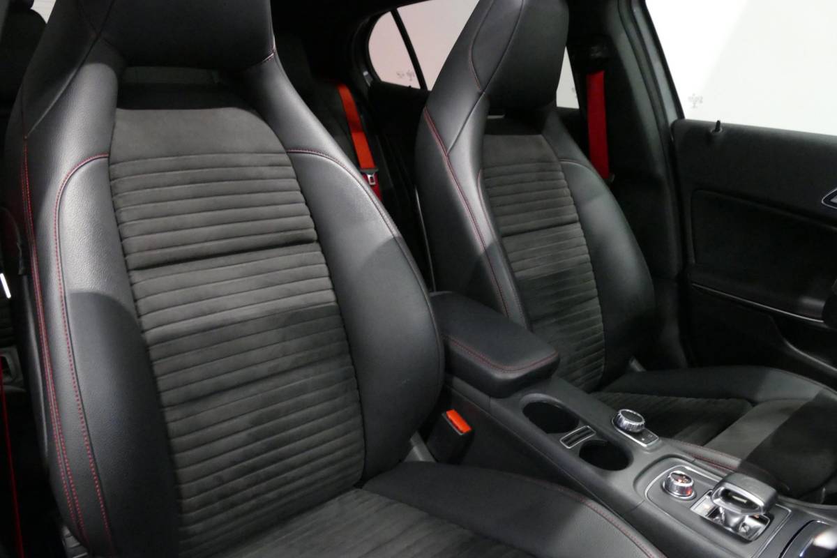 Mercedes-Benz GLA Mercedes-Benz GLA-klasse AMG 45 4MATIC Premium Plus / UNIEK / Panoramadak / AMG Performance sport-uitlaat / Stoelverwarming / Achteruitrijcamera / LED High Performance koplampen / Cruise Control / 20” LMV / Rode remzadels