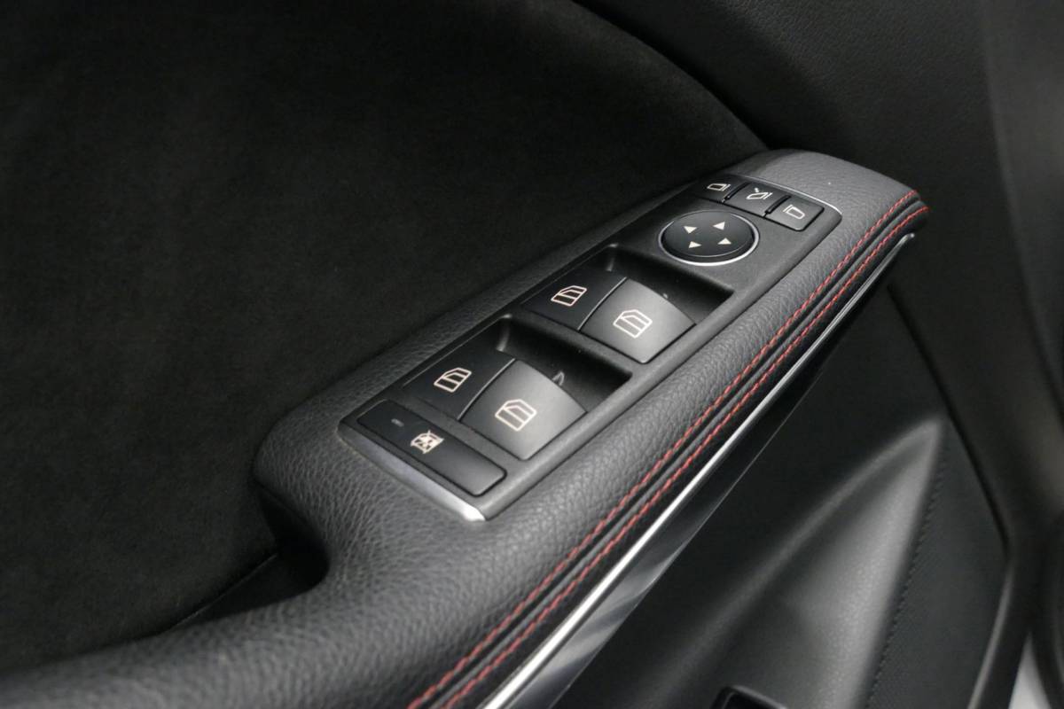 Mercedes-Benz GLA Mercedes-Benz GLA-klasse AMG 45 4MATIC Premium Plus / UNIEK / Panoramadak / AMG Performance sport-uitlaat / Stoelverwarming / Achteruitrijcamera / LED High Performance koplampen / Cruise Control / 20” LMV / Rode remzadels