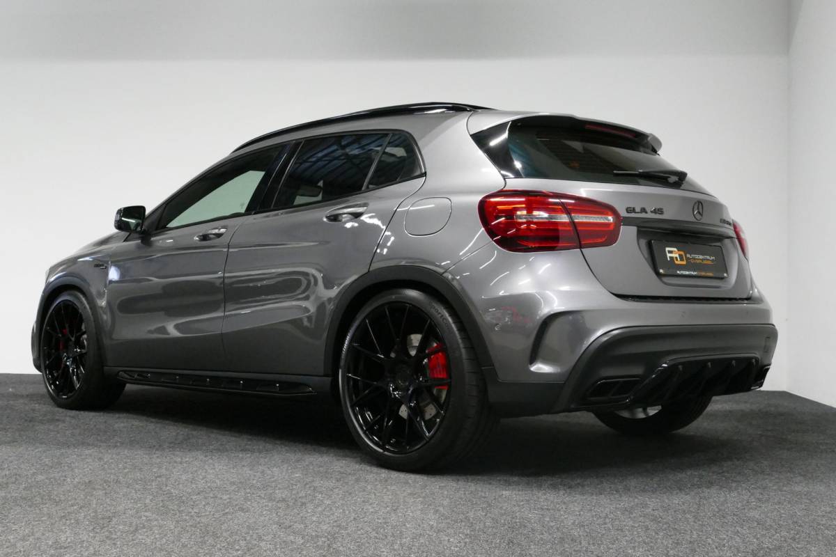Mercedes-Benz GLA Mercedes-Benz GLA-klasse AMG 45 4MATIC Premium Plus / UNIEK / Panoramadak / AMG Performance sport-uitlaat / Stoelverwarming / Achteruitrijcamera / LED High Performance koplampen / Cruise Control / 20” LMV / Rode remzadels