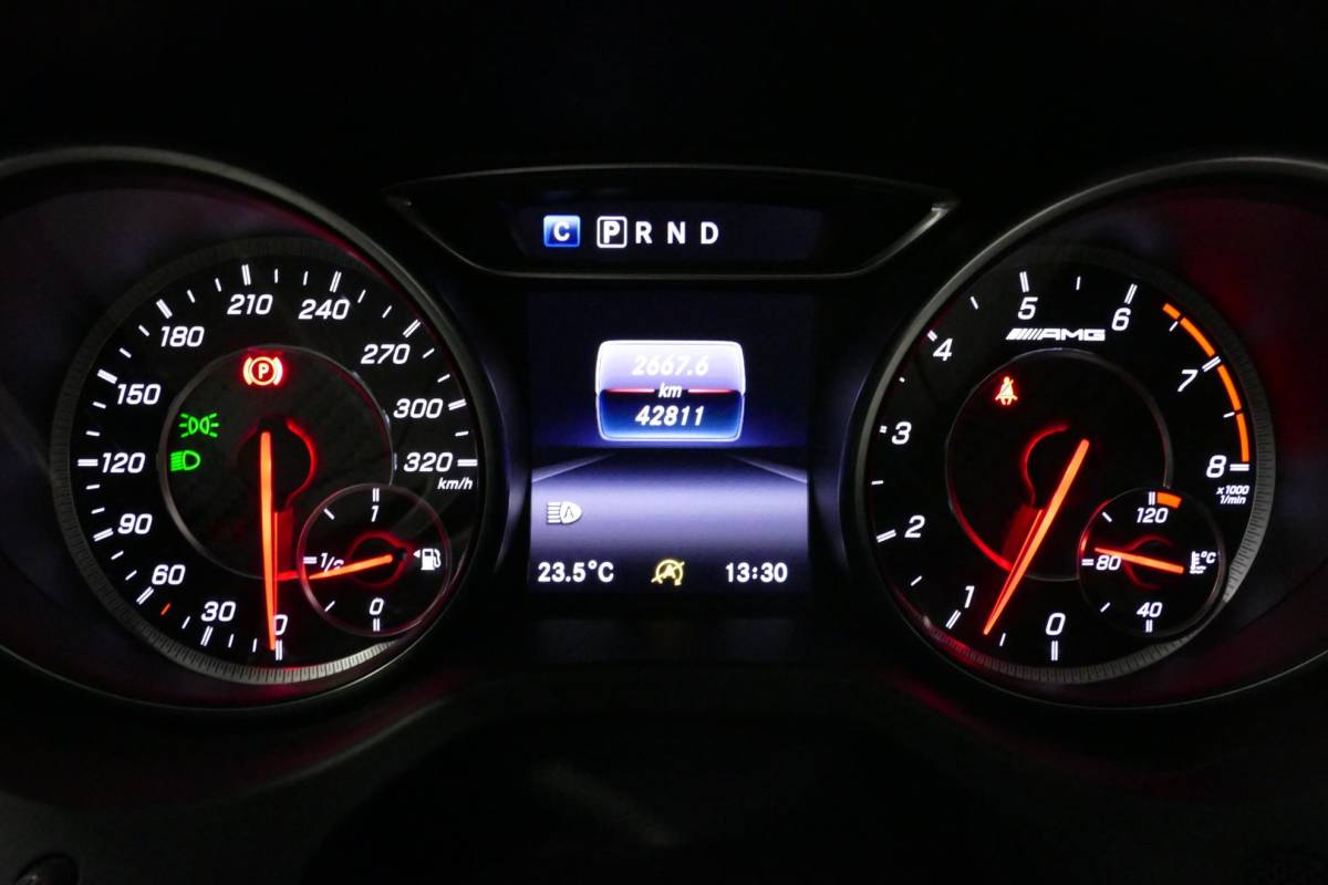 Mercedes-Benz GLA Mercedes-Benz GLA-klasse AMG 45 4MATIC Premium Plus / UNIEK / Panoramadak / AMG Performance sport-uitlaat / Stoelverwarming / Achteruitrijcamera / LED High Performance koplampen / Cruise Control / 20” LMV / Rode remzadels