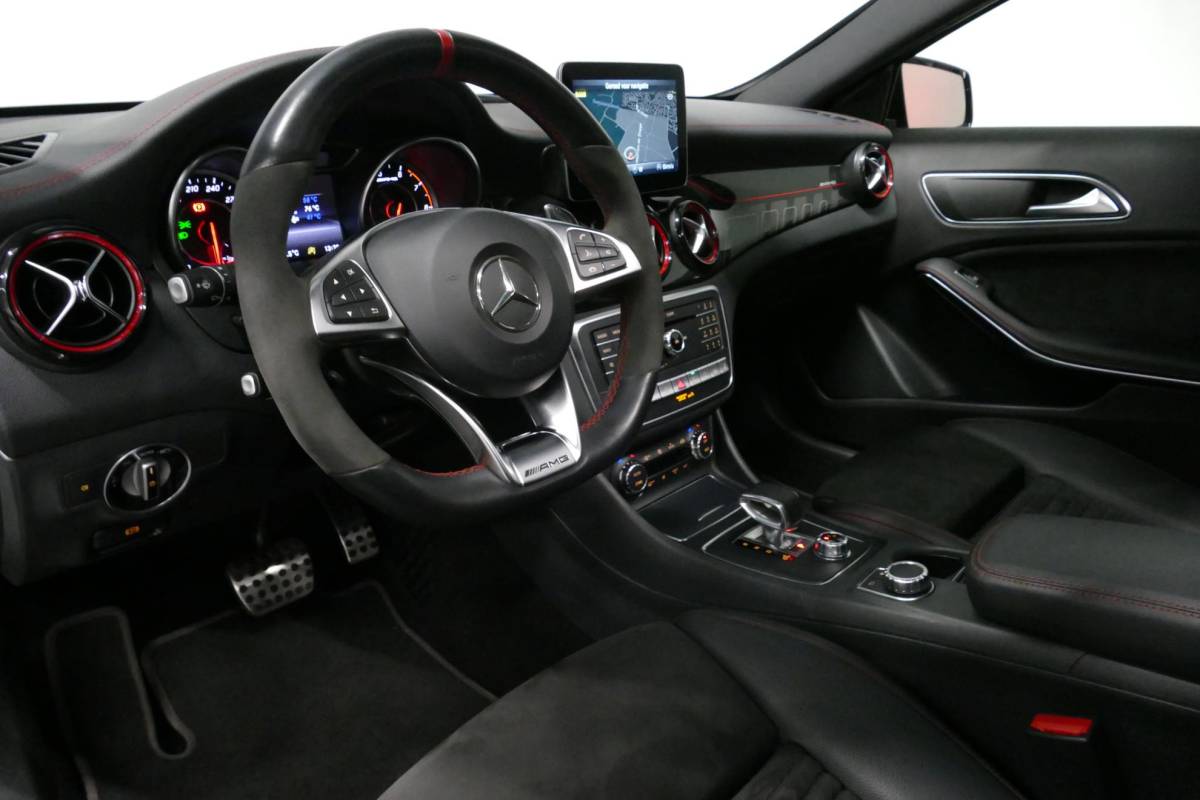 Mercedes-Benz GLA Mercedes-Benz GLA-klasse AMG 45 4MATIC Premium Plus / UNIEK / Panoramadak / AMG Performance sport-uitlaat / Stoelverwarming / Achteruitrijcamera / LED High Performance koplampen / Cruise Control / 20” LMV / Rode remzadels