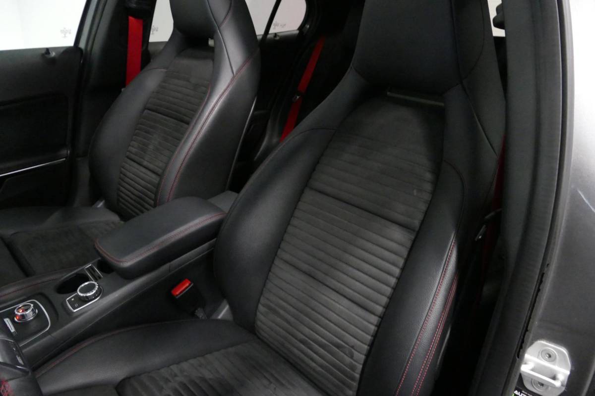 Mercedes-Benz GLA Mercedes-Benz GLA-klasse AMG 45 4MATIC Premium Plus / UNIEK / Panoramadak / AMG Performance sport-uitlaat / Stoelverwarming / Achteruitrijcamera / LED High Performance koplampen / Cruise Control / 20” LMV / Rode remzadels
