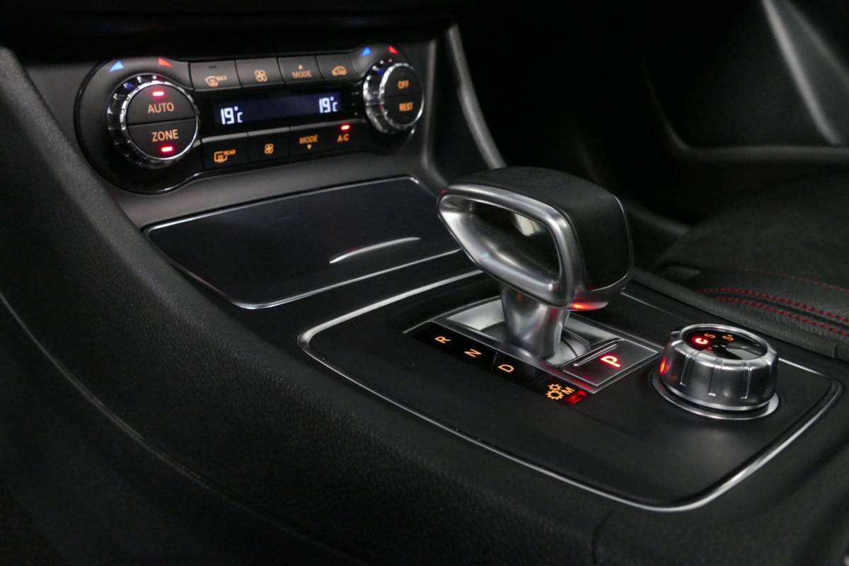 Mercedes-Benz GLA Mercedes-Benz GLA-klasse AMG 45 4MATIC Premium Plus / UNIEK / Panoramadak / AMG Performance sport-uitlaat / Stoelverwarming / Achteruitrijcamera / LED High Performance koplampen / Cruise Control / 20” LMV / Rode remzadels