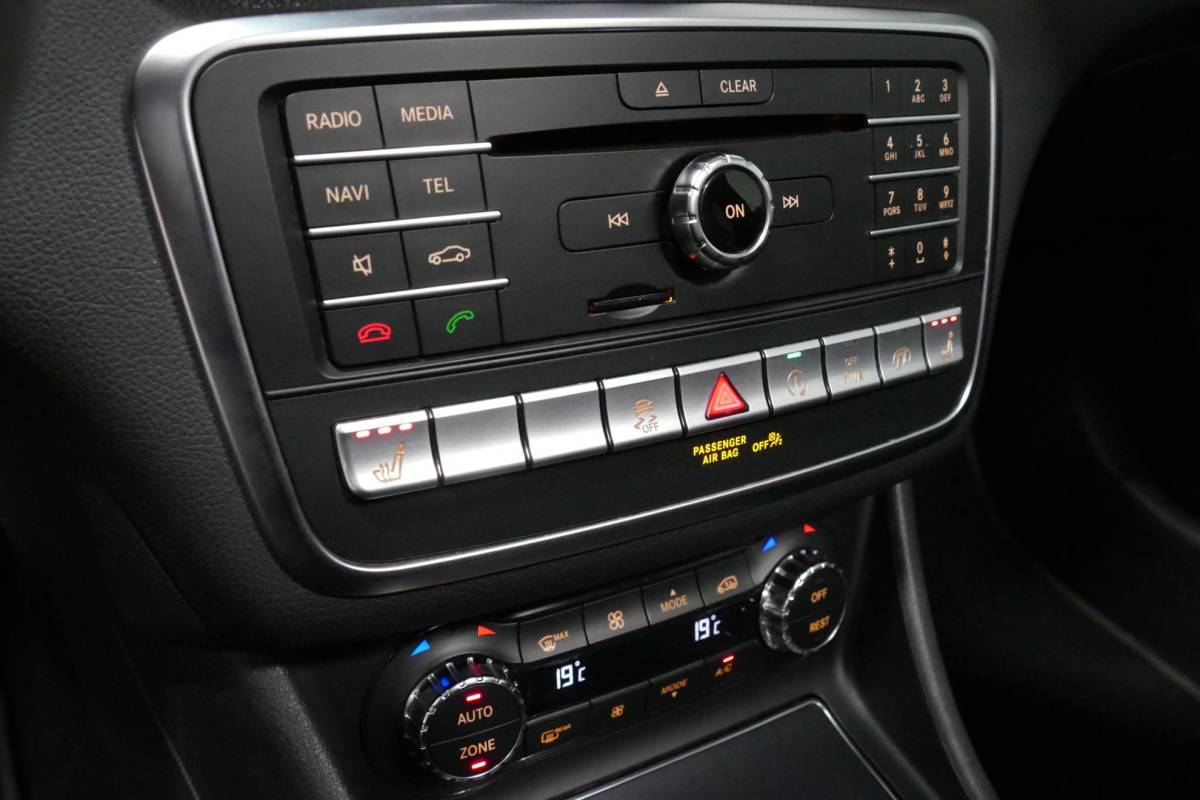 Mercedes-Benz GLA Mercedes-Benz GLA-klasse AMG 45 4MATIC Premium Plus / UNIEK / Panoramadak / AMG Performance sport-uitlaat / Stoelverwarming / Achteruitrijcamera / LED High Performance koplampen / Cruise Control / 20” LMV / Rode remzadels