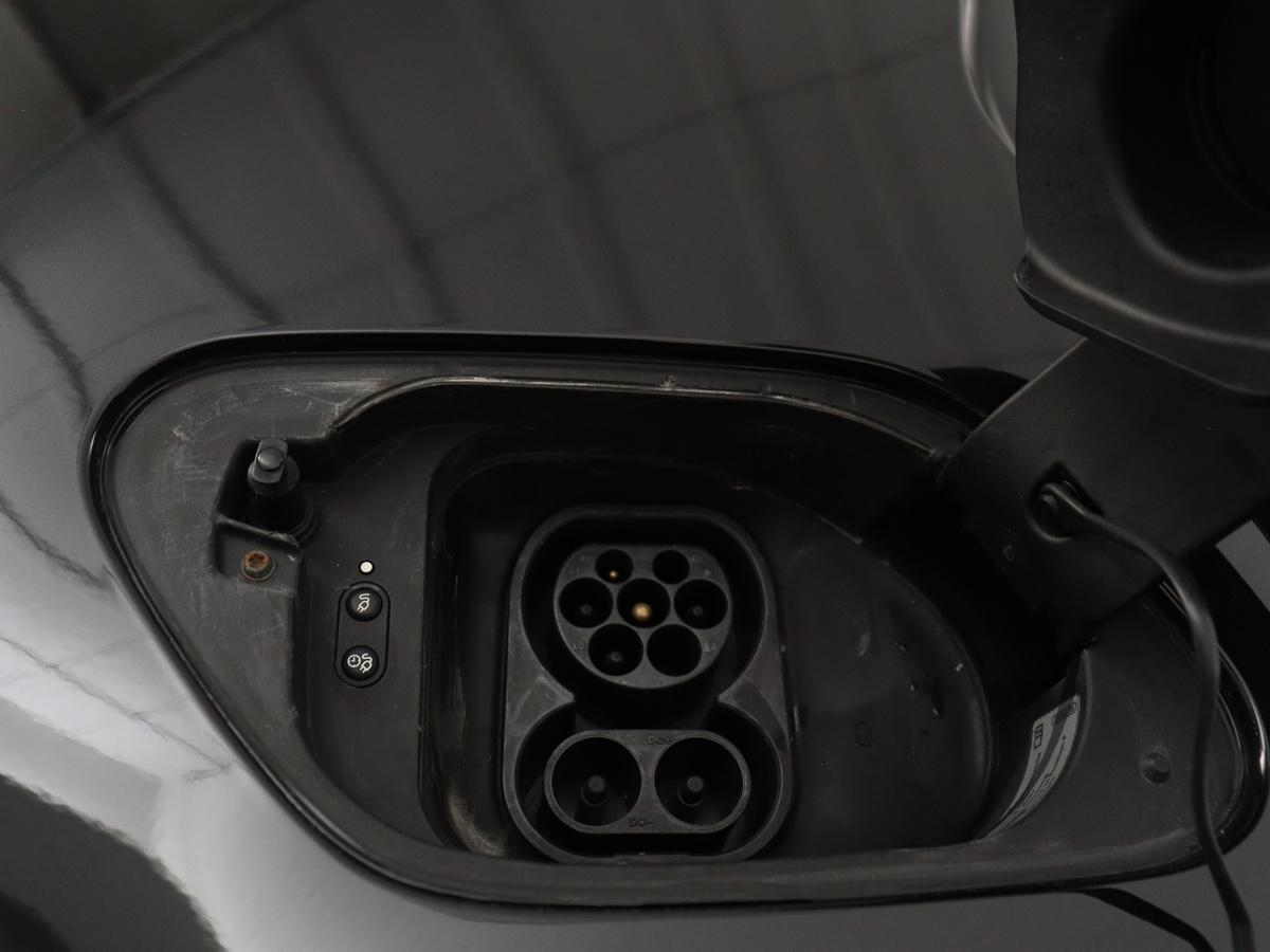 Volkswagen e-Golf Volkswagen e-Golf | SOH 91.3% | Leder | Dynaudio | Stoelverwarming | Adaptive cruise | Carplay | Navigatie | Park assist | Climate control | Xenon |