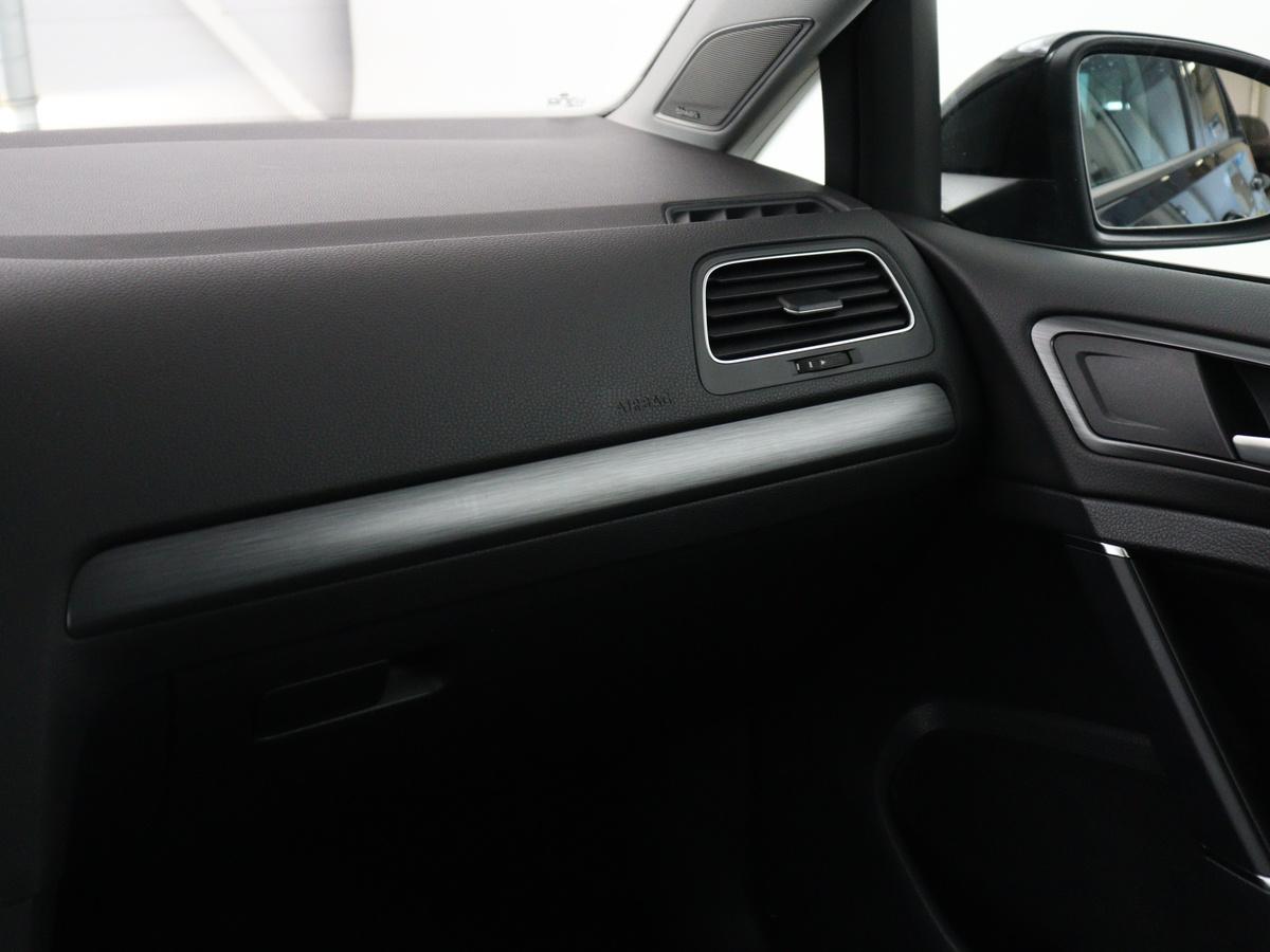 Volkswagen e-Golf Volkswagen e-Golf | SOH 91.3% | Leder | Dynaudio | Stoelverwarming | Adaptive cruise | Carplay | Navigatie | Park assist | Climate control | Xenon |