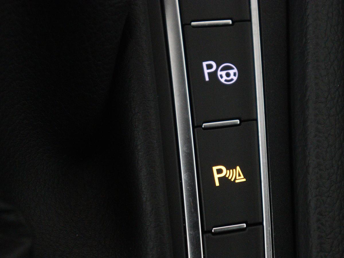 Volkswagen e-Golf Volkswagen e-Golf | SOH 91.3% | Leder | Dynaudio | Stoelverwarming | Adaptive cruise | Carplay | Navigatie | Park assist | Climate control | Xenon |