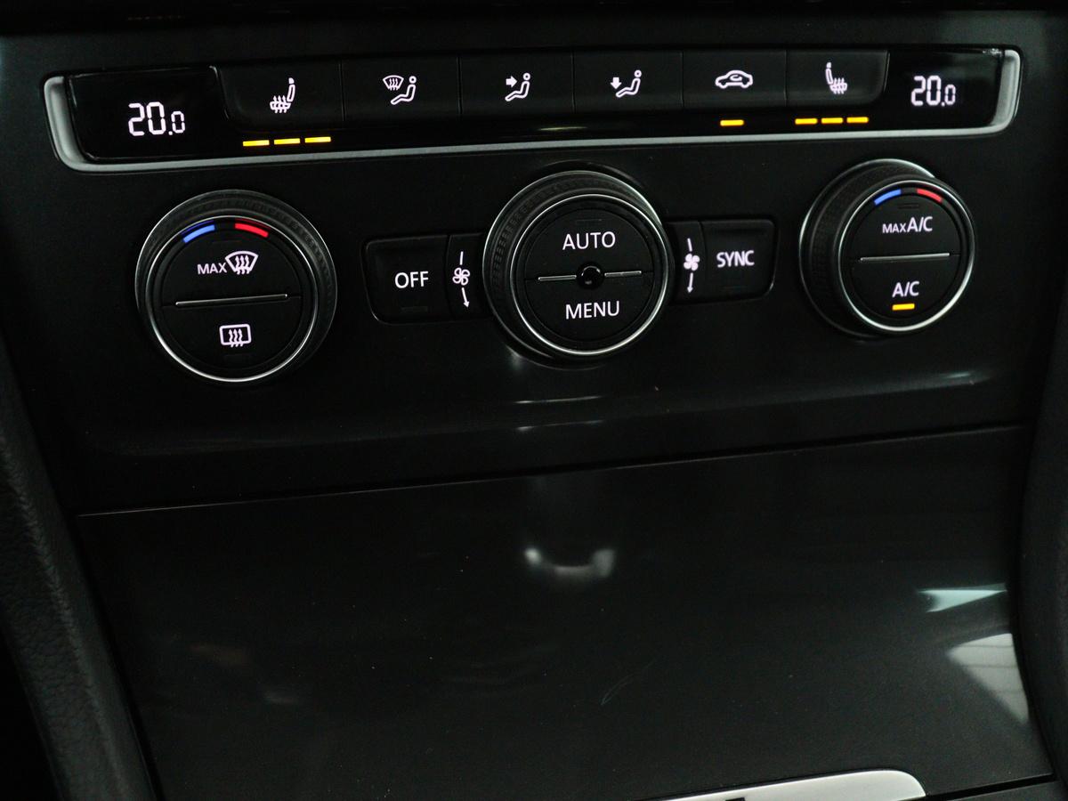 Volkswagen e-Golf Volkswagen e-Golf | SOH 91.3% | Leder | Dynaudio | Stoelverwarming | Adaptive cruise | Carplay | Navigatie | Park assist | Climate control | Xenon |