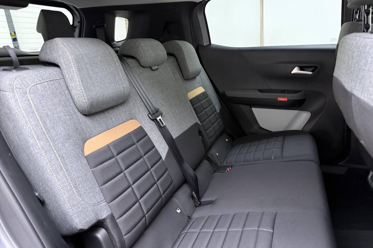 Citroën C3 Aircross Citroen C3 Aircross 1.2 Hybrid 145pk Plus 7p. DEMO | zwart Dak | Navigatie