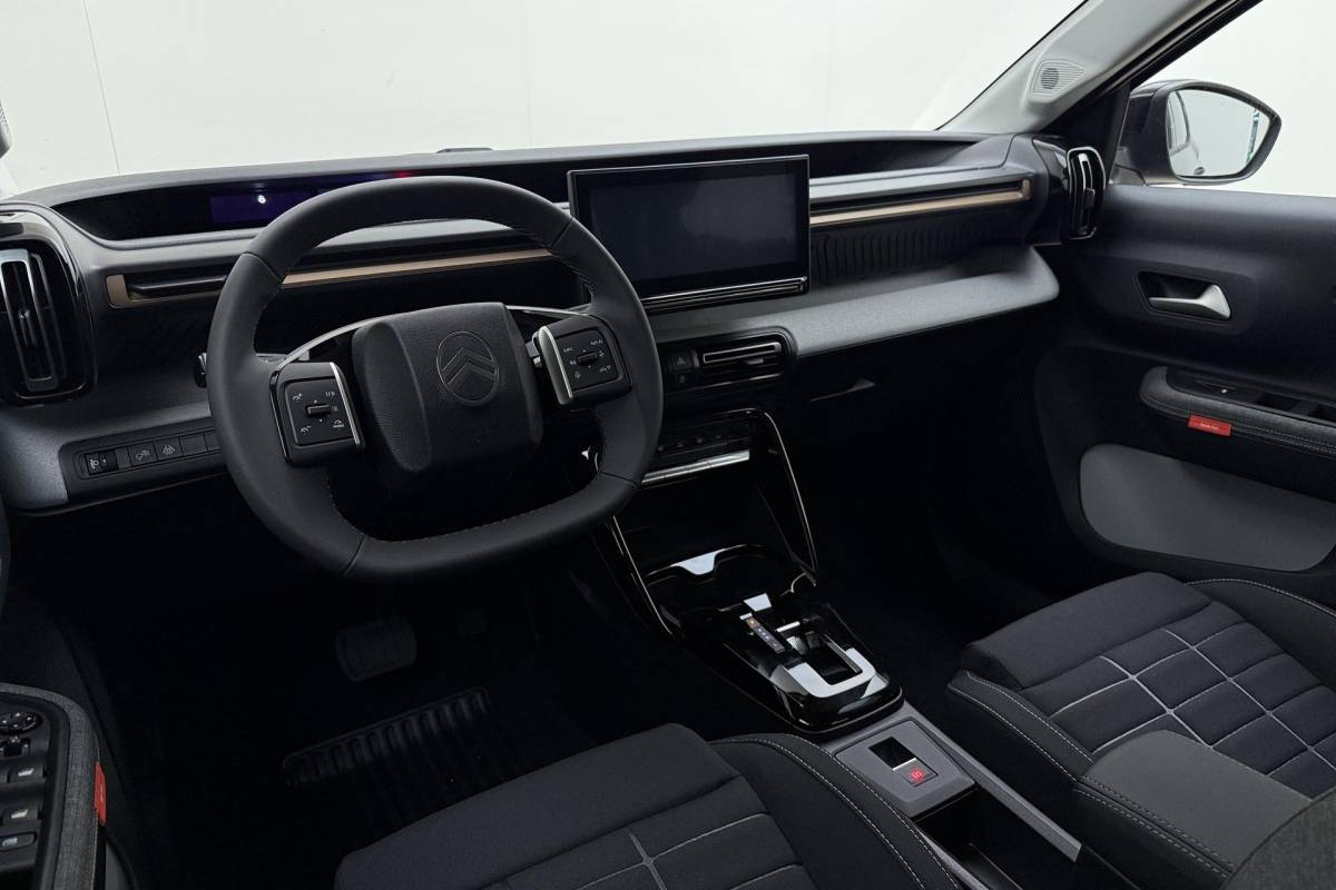 Citroën C3 Aircross Citroen C3 Aircross 1.2 Hybrid 145pk Plus 7p. DEMO | zwart Dak | Navigatie