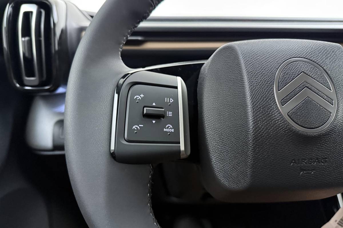 Citroën C3 Aircross Citroen C3 Aircross 1.2 Hybrid 145pk Plus 7p. DEMO | zwart Dak | Navigatie