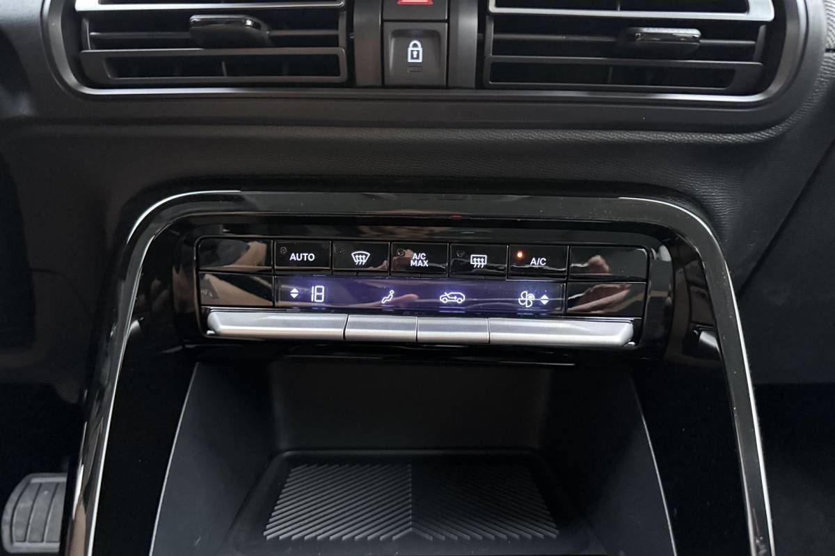 Citroën C3 Aircross Citroen C3 Aircross 1.2 Hybrid 145pk Plus 7p. DEMO | zwart Dak | Navigatie