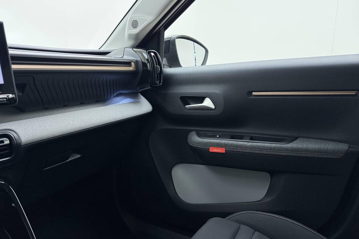 Citroën C3 Aircross Citroen C3 Aircross 1.2 Hybrid 145pk Plus 7p. DEMO | zwart Dak | Navigatie