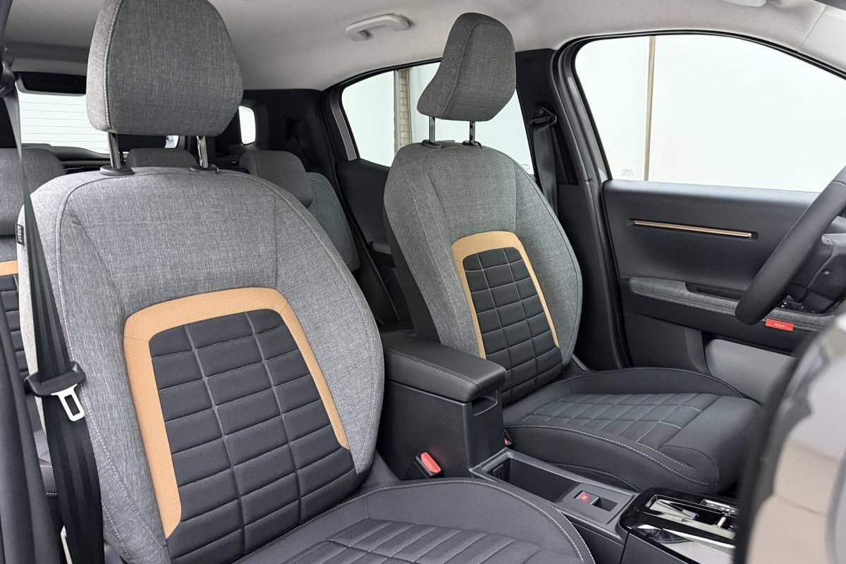 Citroën C3 Aircross Citroen C3 Aircross 1.2 Hybrid 145pk Plus 7p. DEMO | zwart Dak | Navigatie