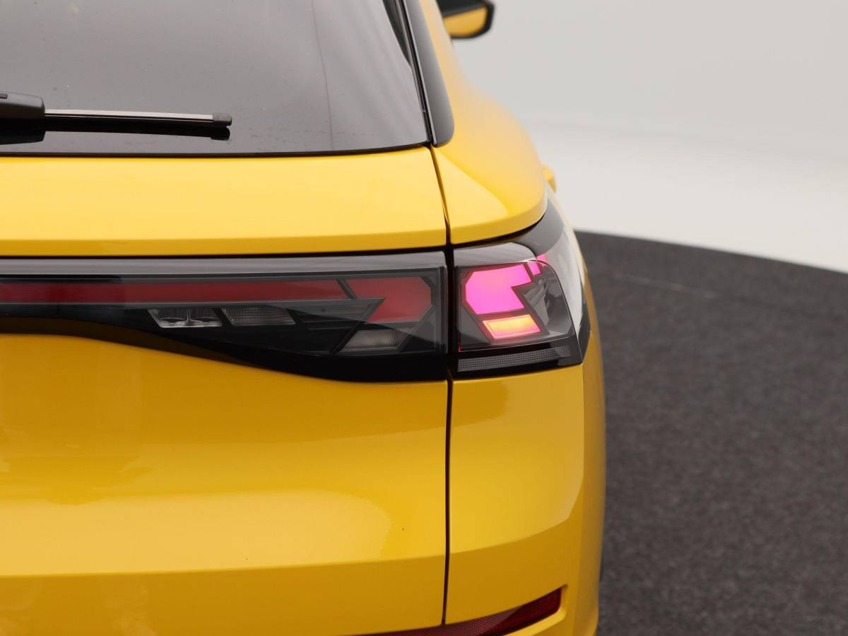 Volkswagen T-Roc Volkswagen T-Roc R-Line First Edition 1.5 eTSI 150 PK | Trekhaak | Elektrische Achterklep | 360 Camera | Head-Up Display | Stoel- & Stuurverwarming |