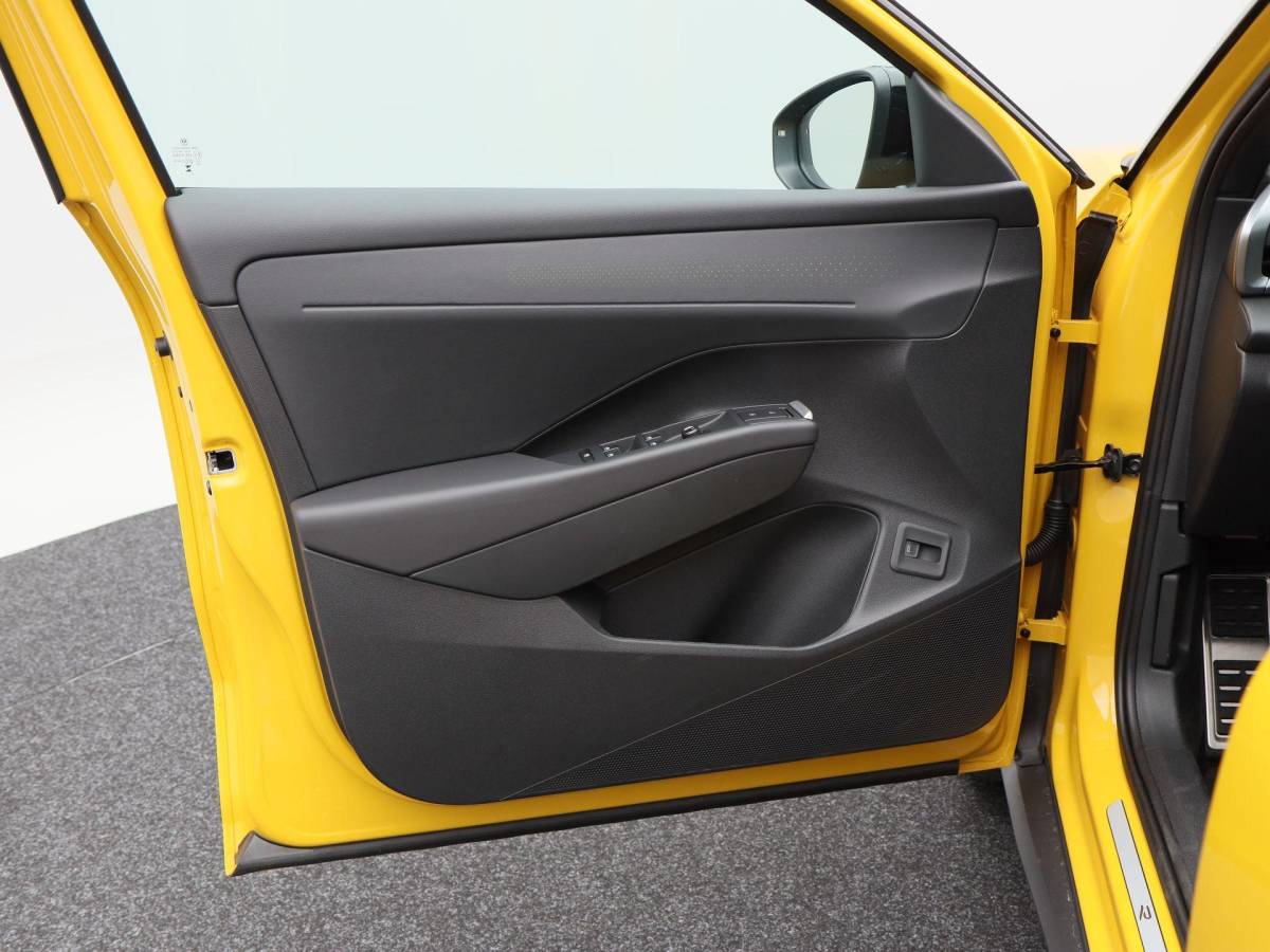 Volkswagen T-Roc Volkswagen T-Roc R-Line First Edition 1.5 eTSI 150 PK | Trekhaak | Elektrische Achterklep | 360 Camera | Head-Up Display | Stoel- & Stuurverwarming |
