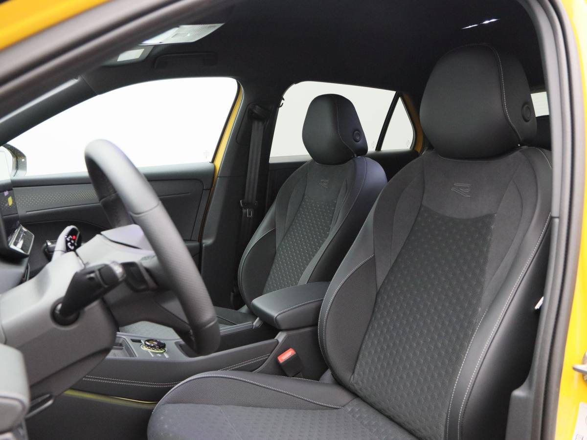 Volkswagen T-Roc Volkswagen T-Roc R-Line First Edition 1.5 eTSI 150 PK | Trekhaak | Elektrische Achterklep | 360 Camera | Head-Up Display | Stoel- & Stuurverwarming |