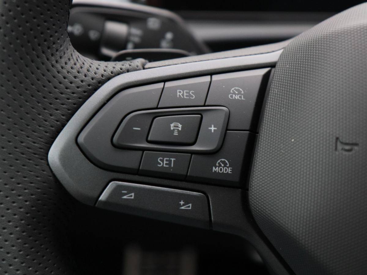 Volkswagen T-Roc Volkswagen T-Roc R-Line First Edition 1.5 eTSI 150 PK | Trekhaak | Elektrische Achterklep | 360 Camera | Head-Up Display | Stoel- & Stuurverwarming |