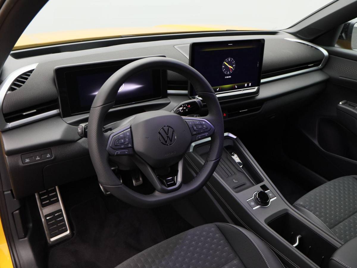 Volkswagen T-Roc Volkswagen T-Roc R-Line First Edition 1.5 eTSI 150 PK | Trekhaak | Elektrische Achterklep | 360 Camera | Head-Up Display | Stoel- & Stuurverwarming |
