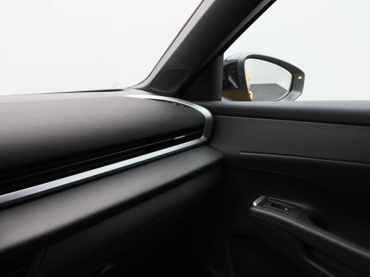 Volkswagen T-Roc Volkswagen T-Roc R-Line First Edition 1.5 eTSI 150 PK | Trekhaak | Elektrische Achterklep | 360 Camera | Head-Up Display | Stoel- & Stuurverwarming |
