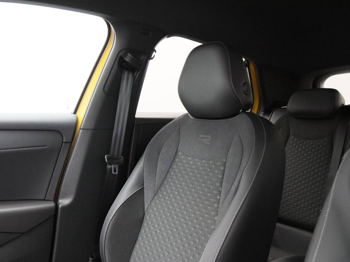 Volkswagen T-Roc Volkswagen T-Roc R-Line First Edition 1.5 eTSI 150 PK | Trekhaak | Elektrische Achterklep | 360 Camera | Head-Up Display | Stoel- & Stuurverwarming |