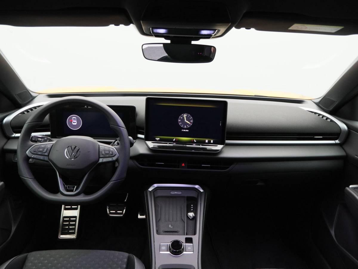 Volkswagen T-Roc Volkswagen T-Roc R-Line First Edition 1.5 eTSI 150 PK | Trekhaak | Elektrische Achterklep | 360 Camera | Head-Up Display | Stoel- & Stuurverwarming |