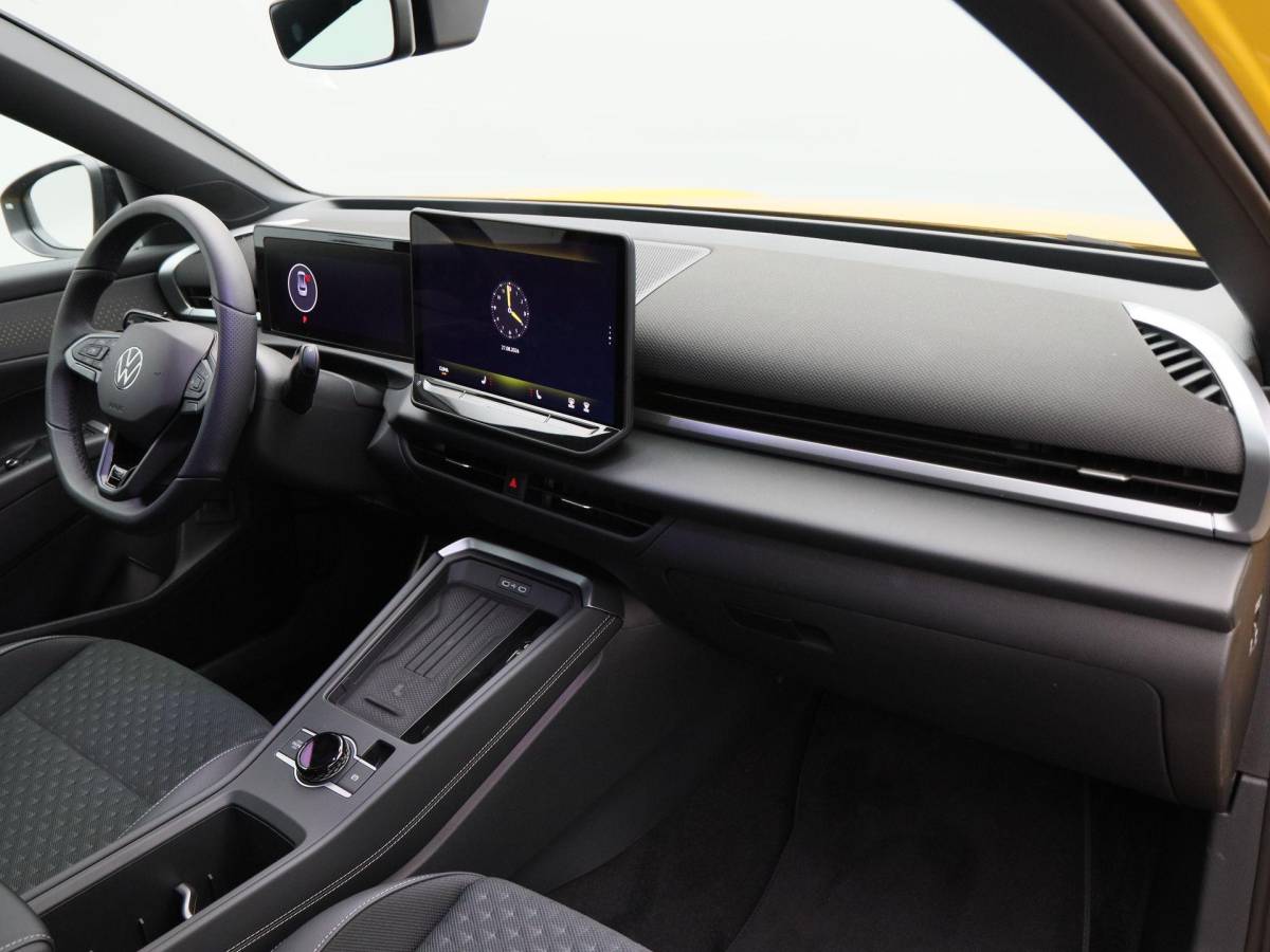 Volkswagen T-Roc Volkswagen T-Roc R-Line First Edition 1.5 eTSI 150 PK | Trekhaak | Elektrische Achterklep | 360 Camera | Head-Up Display | Stoel- & Stuurverwarming |