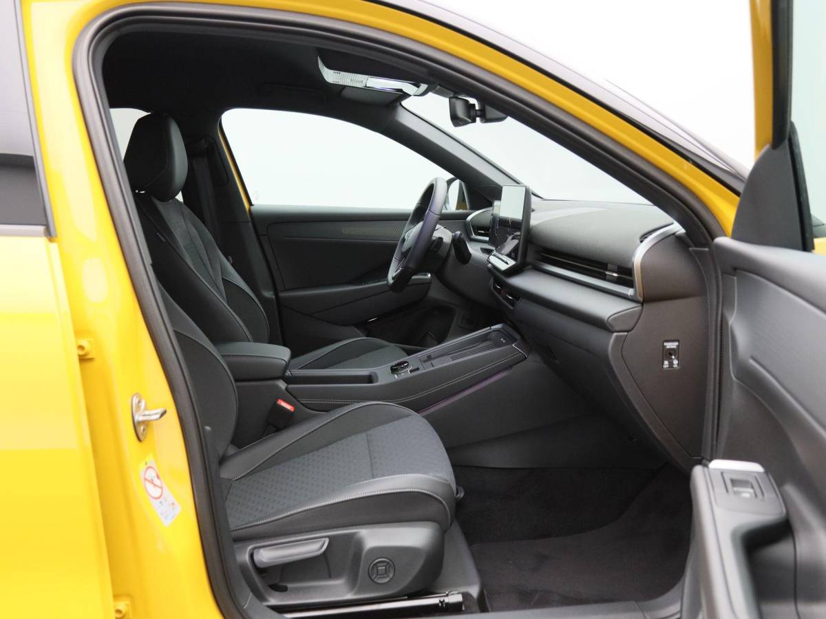 Volkswagen T-Roc Volkswagen T-Roc R-Line First Edition 1.5 eTSI 150 PK | Trekhaak | Elektrische Achterklep | 360 Camera | Head-Up Display | Stoel- & Stuurverwarming |